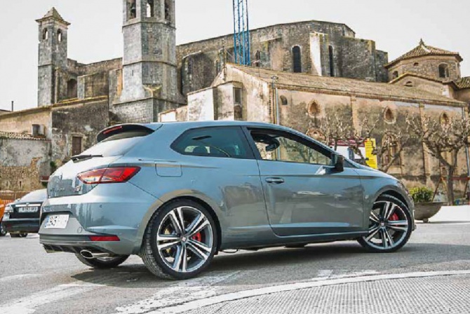 Seat Leon Cupra вид сзади