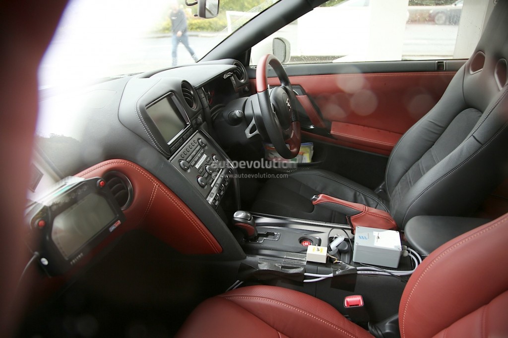 Салон Nissan GT-R 2016 модельного года