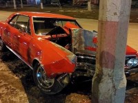 Chevrolet Malibu SS 1966 года врезался в фонарный столб