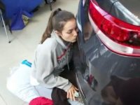Американка выиграла Kia Optima за 50-часовой поцелуй с автомобилем
